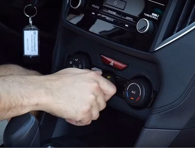 Cách khắc phục kính lái và gương mờ lái xe nên biết