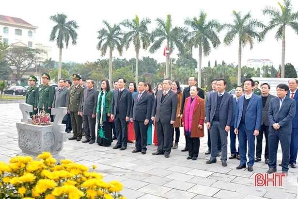 Mãi đi theo con đường của Lê-nin và Bác Hồ