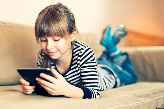 10. Chơi video game: “Một vài trẻ muốn chơi bóng chày cả ngày nhưng tôi muốn chơi video game. Đáng buồn, bộ mẹ sợ tôi đốt hết não bộ vào trò chơi điện tử nên hạn chế tôi chỉ được ngồi trước máy tính một giờ mỗi tối. Tôi tìm mọi cách để chơi lén, quên hết thời gian”, Chris Bergman, Giám đốc điều hành một công ty phần mềm, chia sẻ. Ông không bao giờ cấm con chơi trò chơi trên máy tính, di động. Các nghiên cứu cũng chỉ ra video game giúp trẻ phát triển trí não tốt hơn tivi vì nó buộc não phản ứng nhanh chóng, nắm bắt thông tin. Ảnh: Thedigitalbridges. 10 điều cha mẹ ngăn cản con khiến tuổi thơ trẻ bớt vui