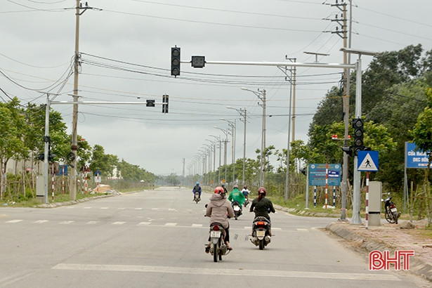 Lắp đặt cụm đèn tín hiệu tại “điểm đen” giao thông ở Hồng Lĩnh