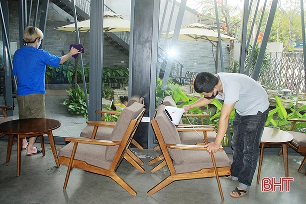 Tiểu thương Hà Tĩnh sửa soạn hàng quán, chờ ngày mở cửa