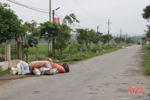 Rác chất đống nhiều ngày, dân Thường Nga “nghẹt thở” vì hôi thối