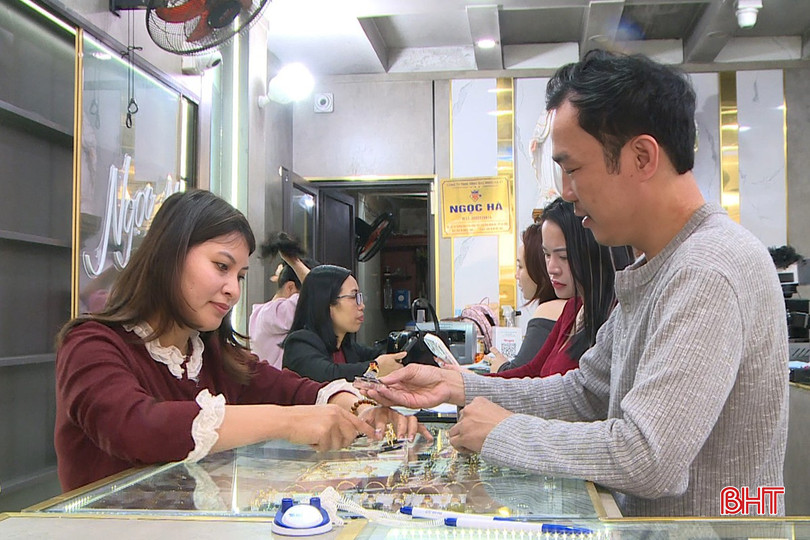 Dịp đầu năm mới, thị trường vàng lại bắt đầu nhộn nhịp. Đặc biệt vào ngày vía Thần tài - mùng 10 tháng Giêng âm lịch - không khí mua bán càng thêm sôi động. Người người xếp hàng trước các tiệm vàng từ sáng sớm, tay nâng niu những miếng vàng nhỏ xinh, gửi gắm trong đó niềm tin về một năm hanh thông, phát đạt.