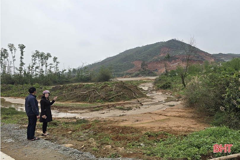 Bà Chu Thị Nhung - Trưởng thôn Lạc Tiến và người dân mong muốn các cấp, ngành quan tâm khảo sát và có giải pháp đảm bảo về lâu dài.