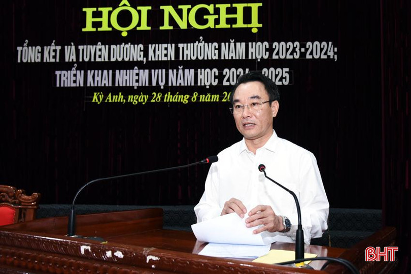 Phó Chủ tịch UBND huyện Kỳ Anh Võ Tá Cương báo cáo một số thành tích nổi bật năm học 2023-2024. 15.jpg
