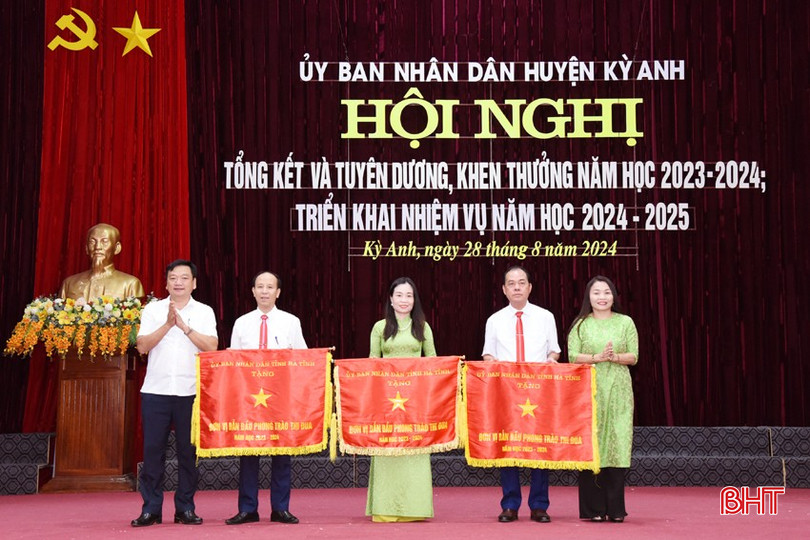 Phó Trưởng ban Tuyên giáo Tỉnh ủy Nguyễn Thị Hà Tân, Bí thư Huyện ủy Kỳ Anh Hồ Huy Thành trao Cờ đơn vị dẫn đầu thi đua của UBND tỉnh cho 3 tập thể. 14.jpg