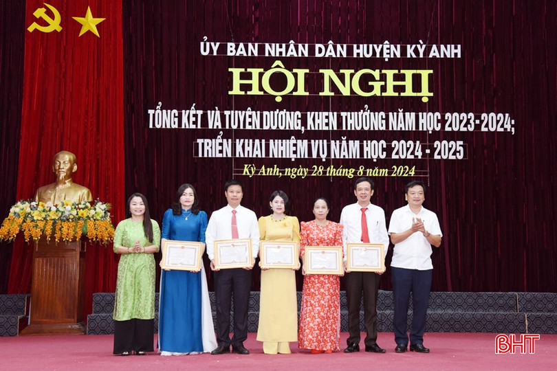 ... và trao danh hiệu tập thể lao động xuất sắc của UBND tỉnh cho 5 đơn vị 13.jpg
