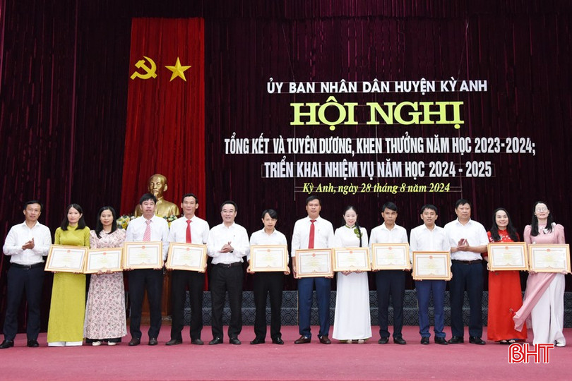 ... và 11 cá nhân có thành tích xuất sắc trong năm học 2023 - 2024 11.jpg