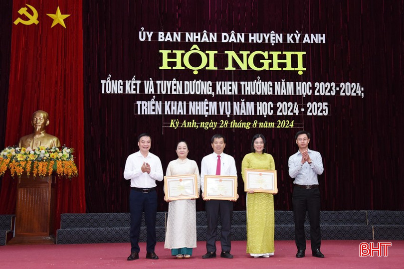 Đại diện Ban thi đua khen thưởng, Sở GD&ĐT trao bằng khen của Chủ tịch UBND tỉnh cho 3 tập thể... 12.jpg