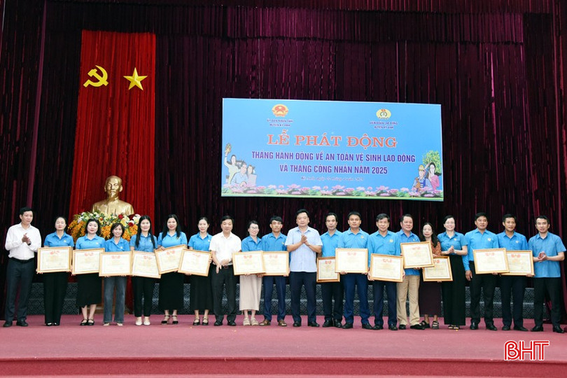 ... trao giấy chứng nhận cho 25 cơ quan, đơn vị, doanh nghiệp đạt chuẩn văn hóa giai đoạn 2 năm (2023-2024). bqbht_br_12.jpg