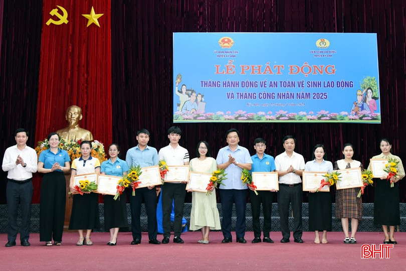 Trong dịp này, huyện Kỳ Anh đã vinh danh 9 đoàn viên, công nhân lao động tiêu biểu. bqbht_br_14.jpg