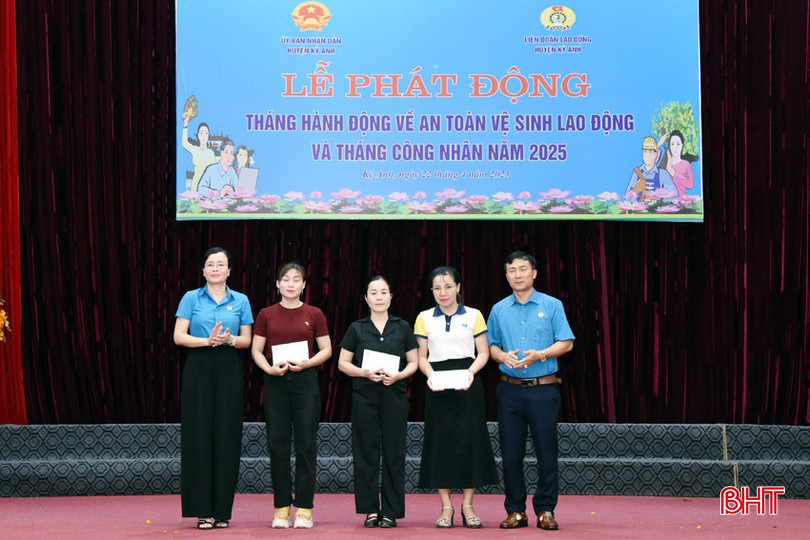 ... trao quà cho đoàn viên công đoàn có hoàn cảnh khó khăn. bqbht_br_11.jpg