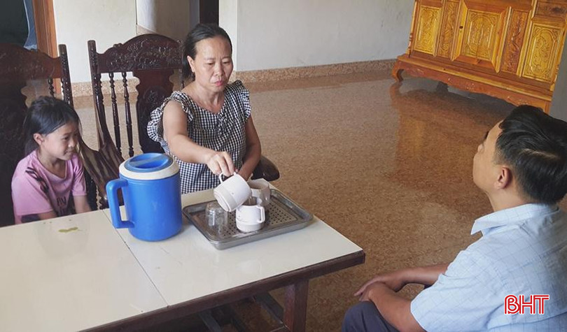 Chị Nguyễn Thị Hòa trong ngôi nhà chính sách vừa được xây dựng. A6.jpg