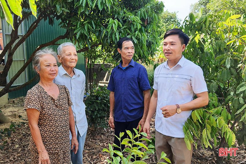 Phó Chủ tịch UBND xã Kỳ Giang Đinh Công Đệ (ngoài cùng bên phải) trao đổi với người dân công tác xóa nghèo trên địa bàn. A4.jpg