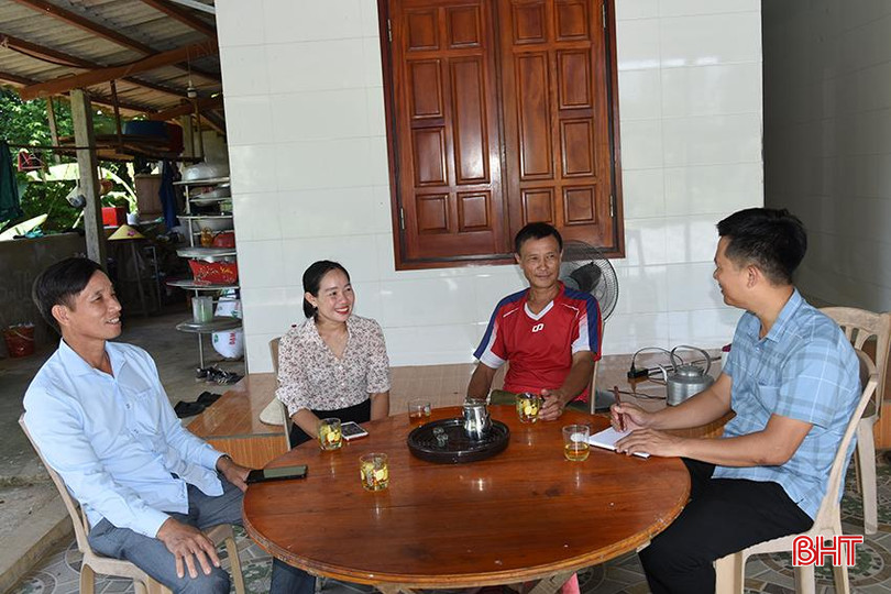 Trưởng thôn Nguyễn Thị Hoan (thứ 2, từ trái sang), được người dân thôn Tân Tiến ví như chiếc cầu nối để họ tiếp cận được với các chính sách hỗ trợ của Nhà nước. A3.jpg