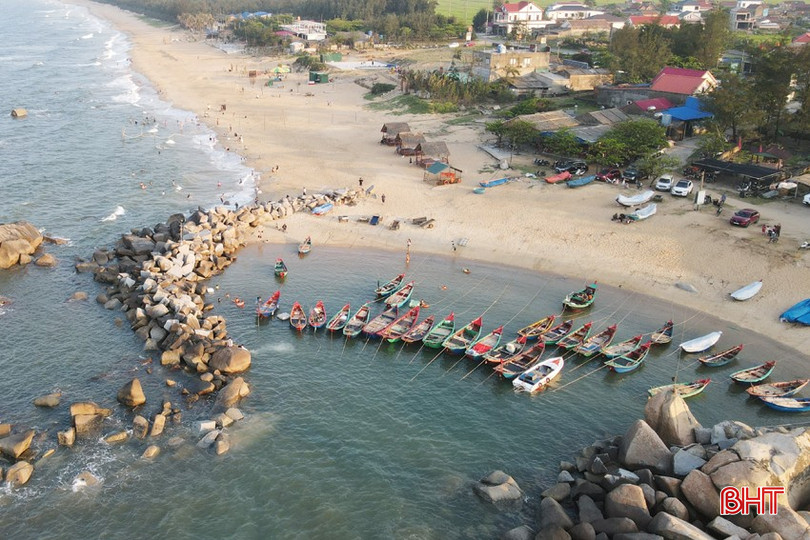 Biển Kỳ anh có vẻ đẹp hoang sơ, thu hút đông đảo du khách vào các dịp lễ. bqbht_br_19.jpg