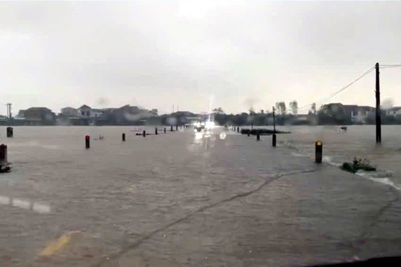 Mưa lớn kéo dài, nước lũ dâng cao đã gây ngập 130 hộ dân và ngập cục bộ tại một số thôn: Trung Giang, Liên Miệu, Thanh Hoà, Vĩnh Thọ, Vĩnh Long, Vĩnh Phú, Đồng Tiến của xã Kỳ Khang. Trong ảnh: Tình hình ngập lụt tuyến đường ĐH89 đoạn qua thôn Vĩnh Phú. Mưa lớn kéo dài, nước lũ dâng cao đã gây ngập 130 hộ dân và ngập cục bộ tại một số thôn: Trung Giang, Liên Miệu, Thanh Hoà, Vĩnh Thọ, Vĩnh Long, Vĩnh Phú, Đồng Tiến của xã Kỳ Khang. Trong ảnh: Tình hình ngập lụt tuyến đường ĐH89 đoạn qua thôn Vĩnh Phú.