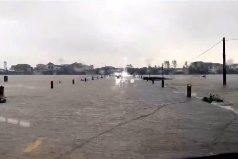 Mưa lớn kéo dài, nước lũ dâng cao đã gây ngập 130 hộ dân và ngập cục bộ tại một số thôn: Trung Giang, Liên Miệu, Thanh Hoà, Vĩnh Thọ, Vĩnh Long, Vĩnh Phú, Đồng Tiến của xã Kỳ Khang. Trong ảnh: Tình hình ngập lụt tuyến đường ĐH89 đoạn qua thôn Vĩnh Phú.