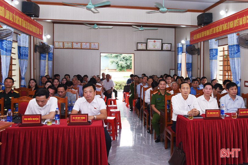 Đại biểu tham dự buổi tiếp xúc cử tri. bqbht_br_12-7270.jpg
