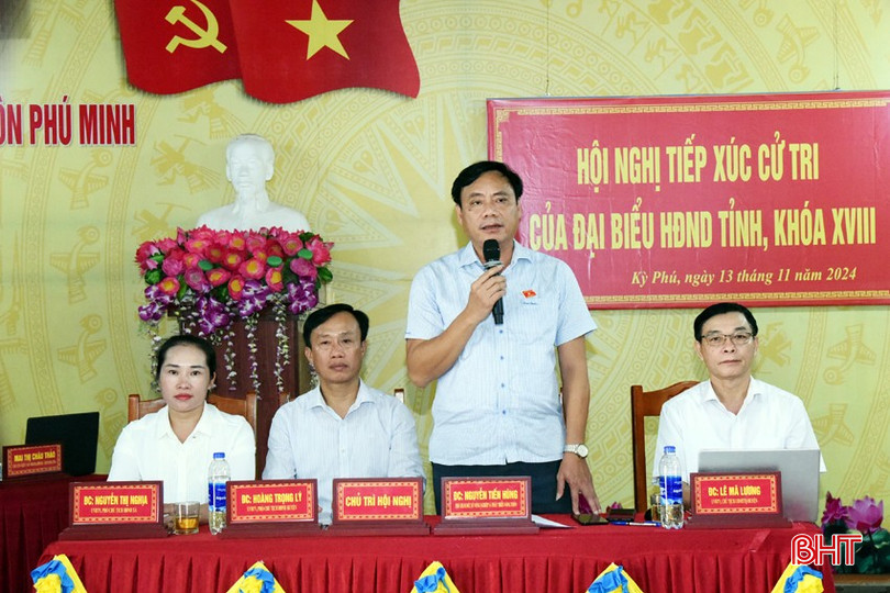 Phó giám đốc Sở NN&PTNT Hà Tĩnh Nguyễn Tiến Hùng - Tổ trưởng Tổ đại biểu HĐND tỉnh khóa XVIII bầu tại huyện Kỳ Anh tiếp thu và làm rõ thêm một số nội dung cử tri quan tâm. bqbht_br_14-1698.jpg