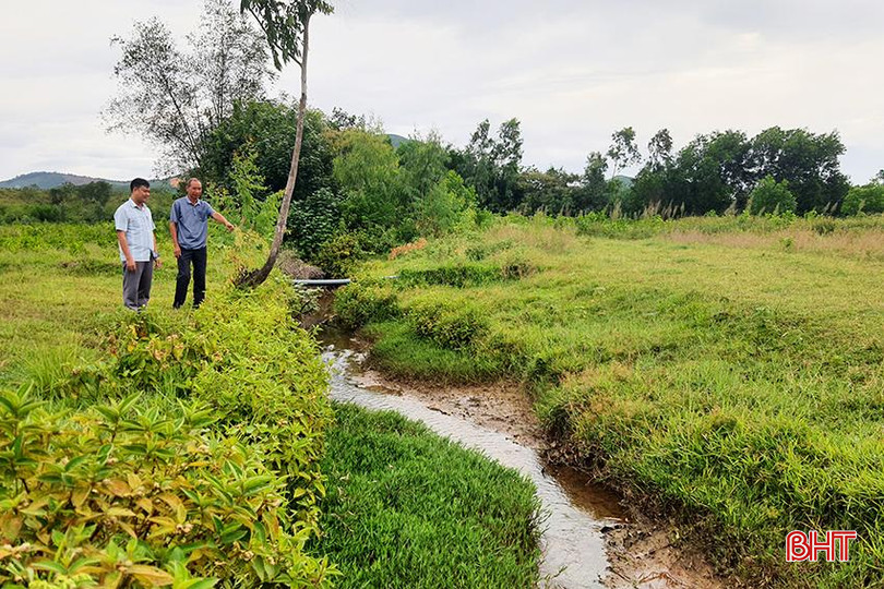 Tuyến kênh chính bằng đất, sau nhiều năm sử dụng, đã biến dạng so với ban đầu. A6.jpg