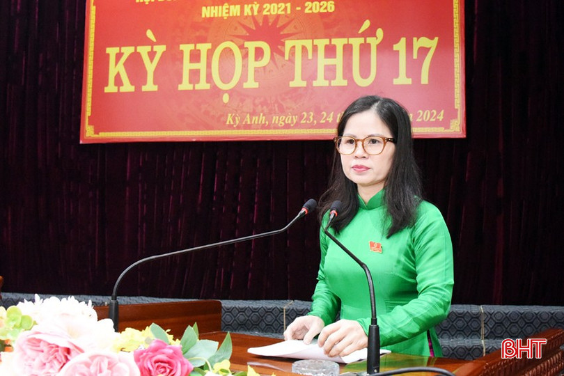 Phó Chủ tịch Thường trực UBND huyện Kỳ Anh Dương Thị Vân Anh trình bày báo cáo tình hình phát triển kinh tế - xã hội năm 2024; phương hướng, mục tiêu, nhiệm vụ và giải pháp năm 2025. bqbht_br_11.jpg