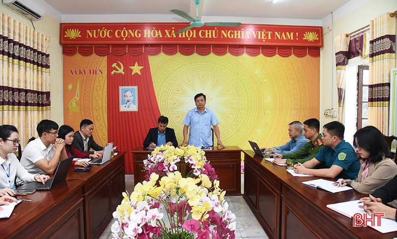 Bí thư Huyện ủy Kỳ Anh Hồ Huy Thành chỉ đạo, hướng dẫn công tác chuẩn bị đại hội chi bộ cơ sở tại xã Kỳ Tiến. Ảnh tư liệu. bqbht_br_a5.jpg