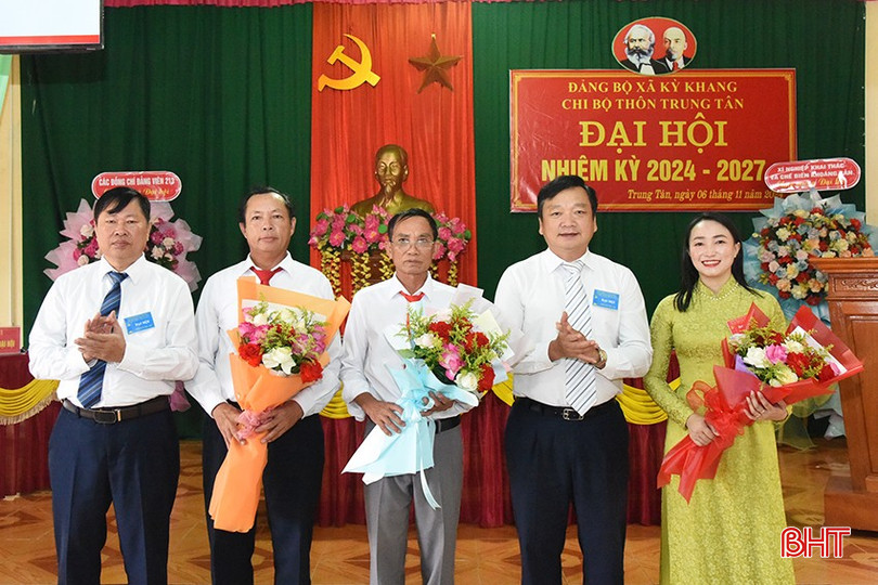 Lãnh đạo huyện Kỳ Anh tặng hoa, chúc mừng BCH Chi bộ thôn Trung Tân. bqbht_br_a1.jpg