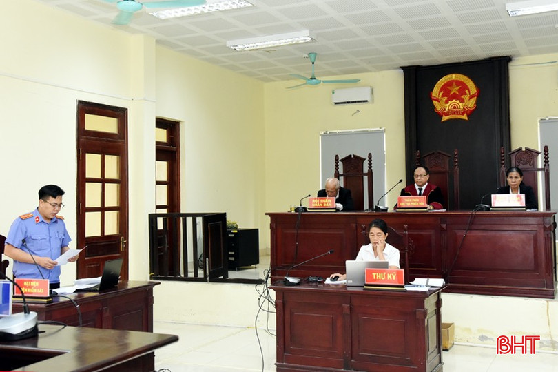 Chiều 20/11, Tòa án Nhân dân huyện Kỳ Anh mở phiên tòa xét xử Hoàng Đình Quyết về tội “Cưỡng đoạt tài sản”. bqbht_br_12.jpg