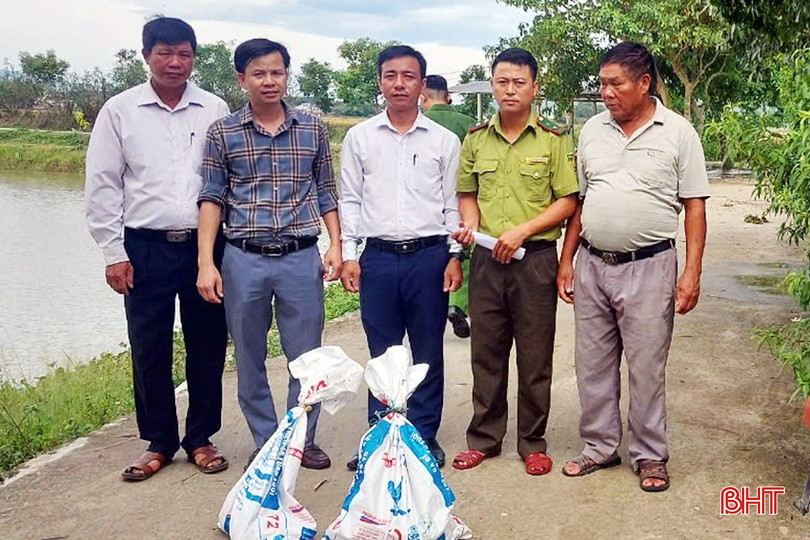 Ông Trần Văn Phúc bàn giao 2 cá thể trăn đất cho lực lượng chức năng. 11.jpg