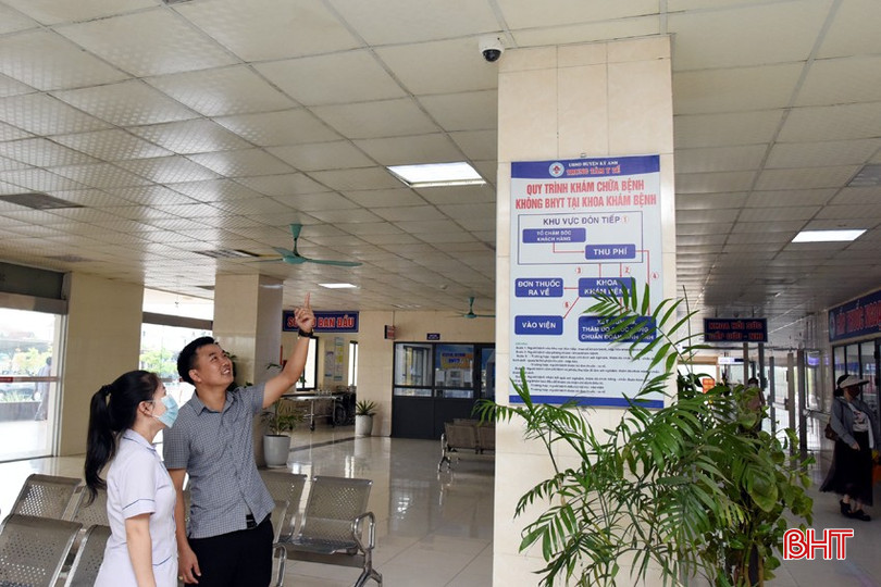 Trung tâm Y tế Kỳ Anh gắn camera được lắp những nơi thường tập trung nhiều người để giám sát, phát hiện các trường hợp hút thuốc lá. bqbht_br_11.jpg