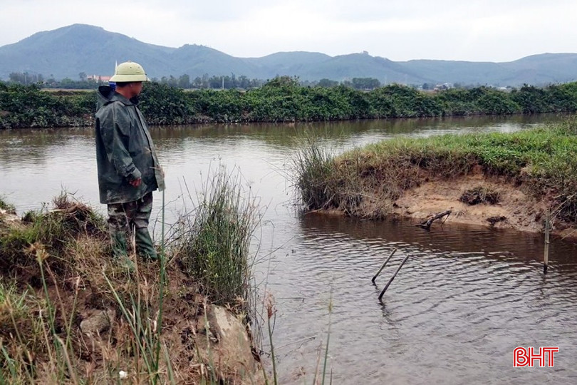 Vị trí cống ngăn mặn, giữ ngọt của sông Nhà Lê đoạn qua địa bàn thôn Vĩnh Phú đã bị lũ cuốn trôi từ nhiều năm nay. bqbht_br_a2.jpg
