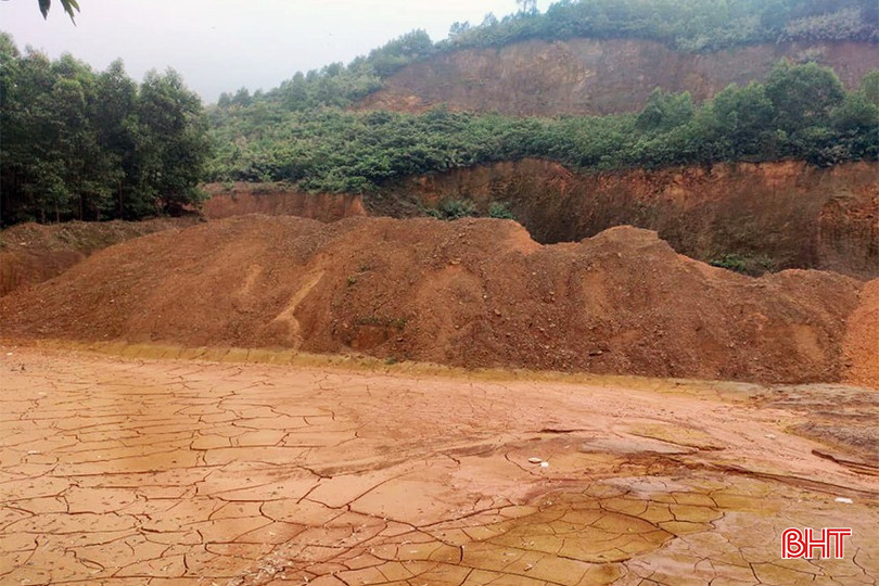 Mỏ đất san lấp núi Động Ván mà Công ty CP Xây dựng thương mại tổng hợp Hòa Bình được cấp quyền khai thác. khoang-san-677.jpg