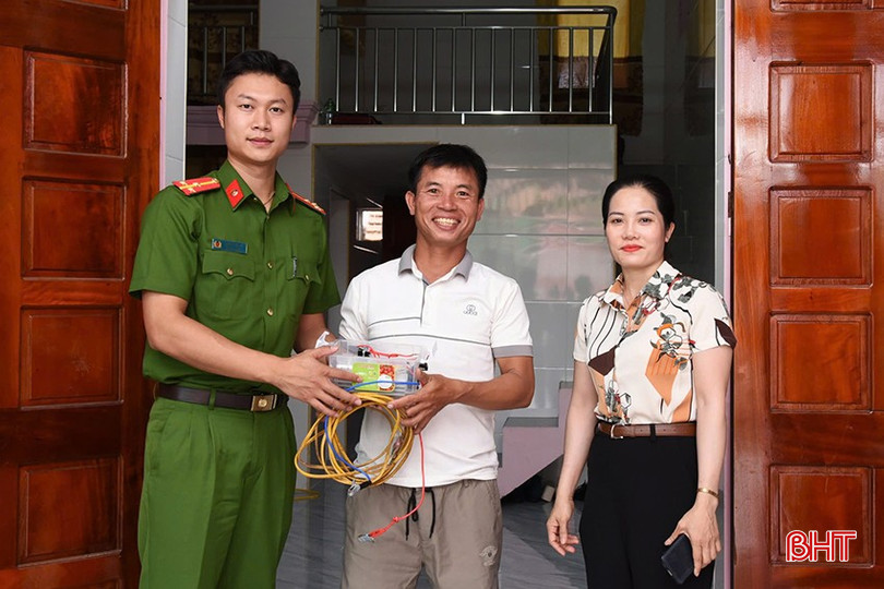 Anh Kim giao nộp dụng cụ đánh bắt bằng kích điện cho cơ quan chức năng. A2.jpg
