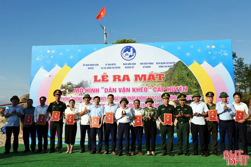 Phó Bí thư Thường trực Tỉnh uỷ Trần Thế Dũng, Trưởng ban Dân vận Tỉnh uỷ Trương Thanh Huyền và lãnh đạo huyện Kỳ Anh trao kế hoạch phối hợp thực hiện mô hình dân vận khéo cho các đơn vị. A6.jpg