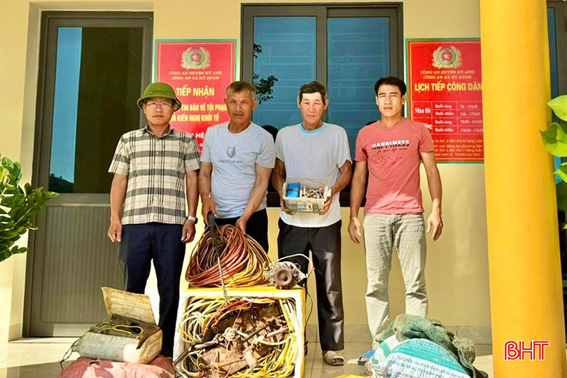 Ngư dân xã Kỳ Xuân tự nguyện giao nộp các dụng cụ đánh bắt trái phép cho cơ quan chức năng. A5.jpg