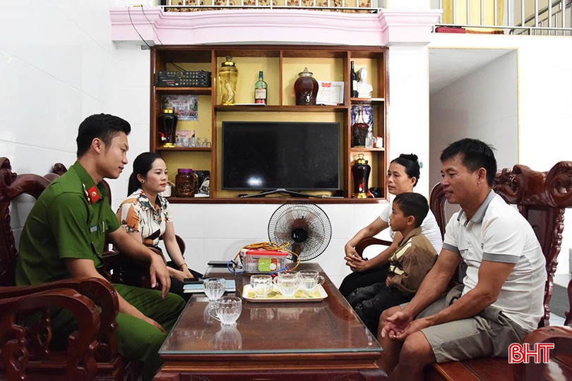 Công an xã Kỳ Khang gặp gỡ, trò chuyện với gia đình ngư dân Nguyễn Văn Kim. A1.jpg