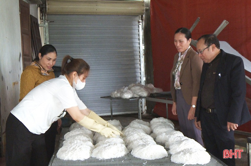Cán bộ xã và thôn thường xuyên kiểm tra, tuyên truyền và động viên các thành viên làng nghề nâng cao chất lượng sản phẩm, đảm bảo vệ sinh môi trường. bqbht_br_a3-1.jpg