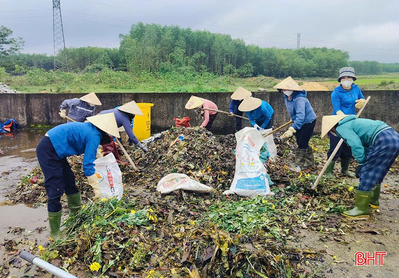 Các thành viên tổ hợp tác phân loại lần cuối mẻ rác vừa được đưa đến bãi xử lý để loại bỏ hoàn toàn rác vô cơ trước khi ủ phân. bqbht_br_a6.jpg