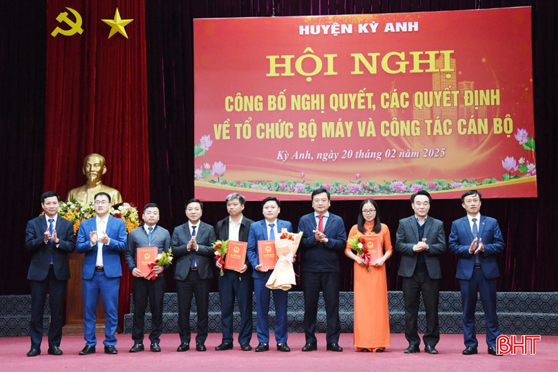 Lãnh đạo huyện Kỳ Anh trao quyết định về công tác cán bộ đối với Phòng Kinh tế, Hạ tầng và Đô thị bqbht_br_13.jpg