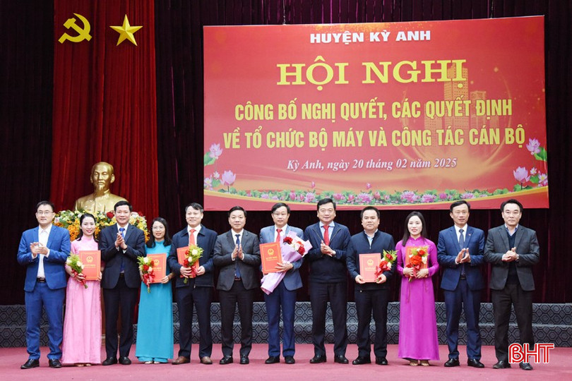 Lãnh đạo huyện Kỳ Anh trao quyết định về công tác cán bộ đối với Phòng Nội vụ. bqbht_br_14.jpg