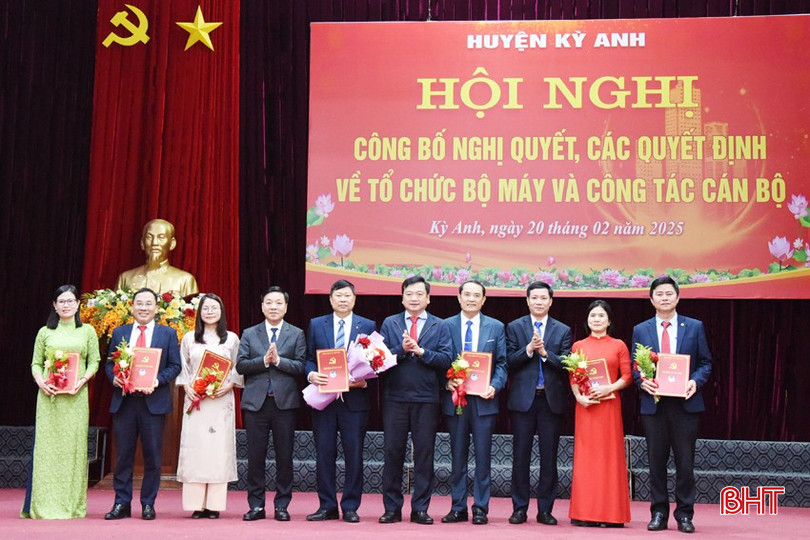 Lãnh đạo huyện Kỳ Anh trao các quyết định về hợp nhất Ban Tuyên giáo và Ban Dân vận Huyện ủy Kỳ Anh và bổ nhiệm cán bộ của ban mới. bqbht_br_15.jpg