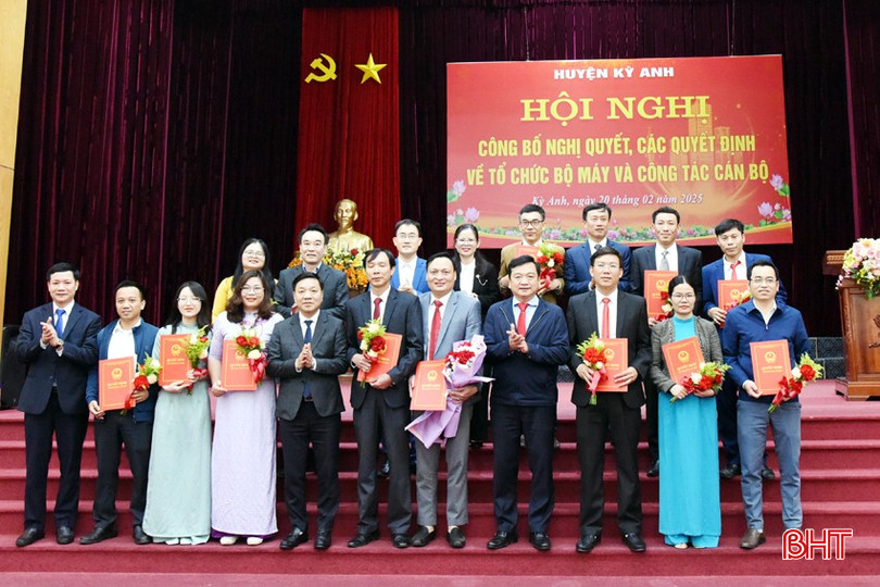 Lãnh đạo huyện Kỳ Anh trao quyết định về công tác cán bộ đối với Phòng Nông nghiệp và Môi trường. bqbht_br_11.jpg