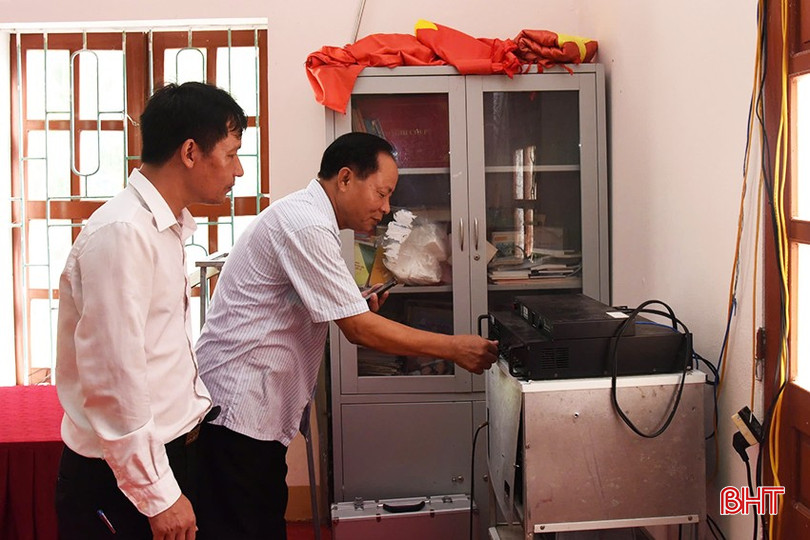 Bí thư Chi bộ thôn Bắc Châu (áo sọc) đang vận hành hệ thống truyền thanh thông minh. A1.jpg
