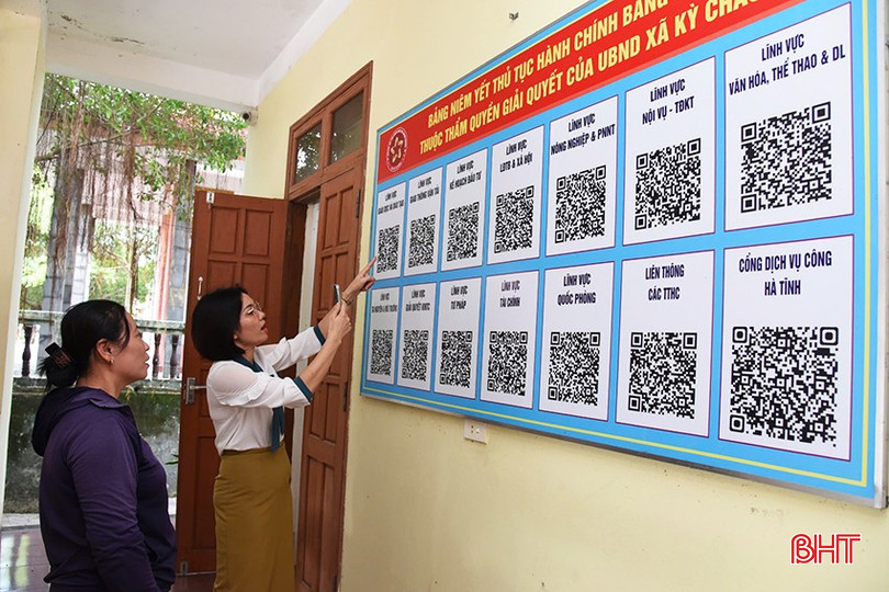 Cán bộ Tổ chuyển đổi số xã Kỳ Châu hướng dẫn người dân sử dụng các hạ tầng số khi đến giao dịch tại bộ phận tiếp nhận và trả kết quả, UBND xã. A4.jpg