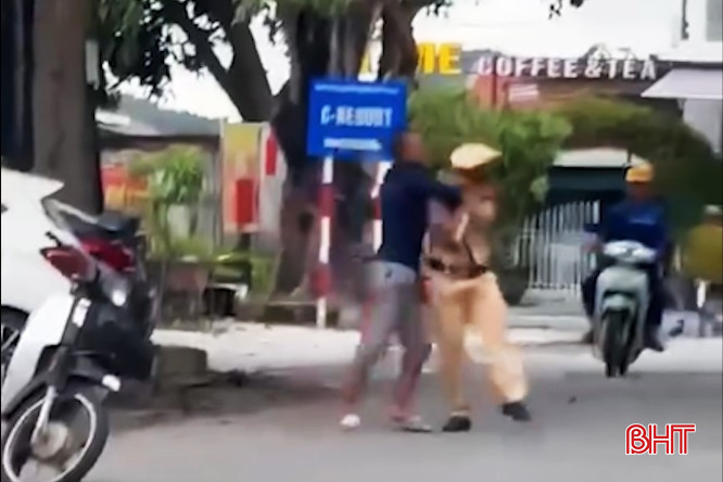 Nguyễn Văn Hào tấn công chiến sỹ CSGT Công an huyện Kỳ Anh. (Ảnh cắt từ video). anh---.jpg