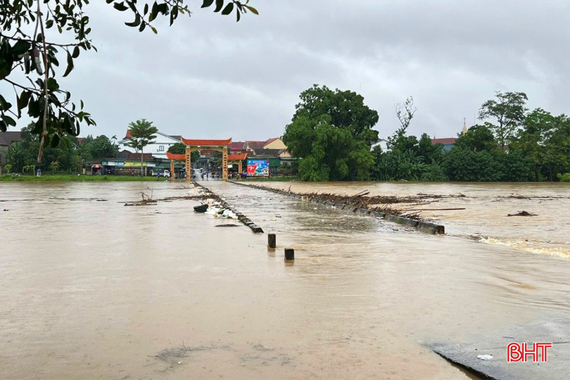 Cầu tràn Phố Giang bắc qua sông Ngàn Phố (Hương Sơn) thường xuyên bị ngập sâu trong nước mỗi khi có mưa lớn kéo dài. mua-lu-09a.jpg