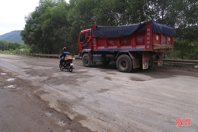 Mặt đường xuất hiện khá nhiều “ổ gà”, “ổ voi” gây nguy hiểm cho người tham gia giao thông. duong-ven-bien-hu-hong-6.jpg