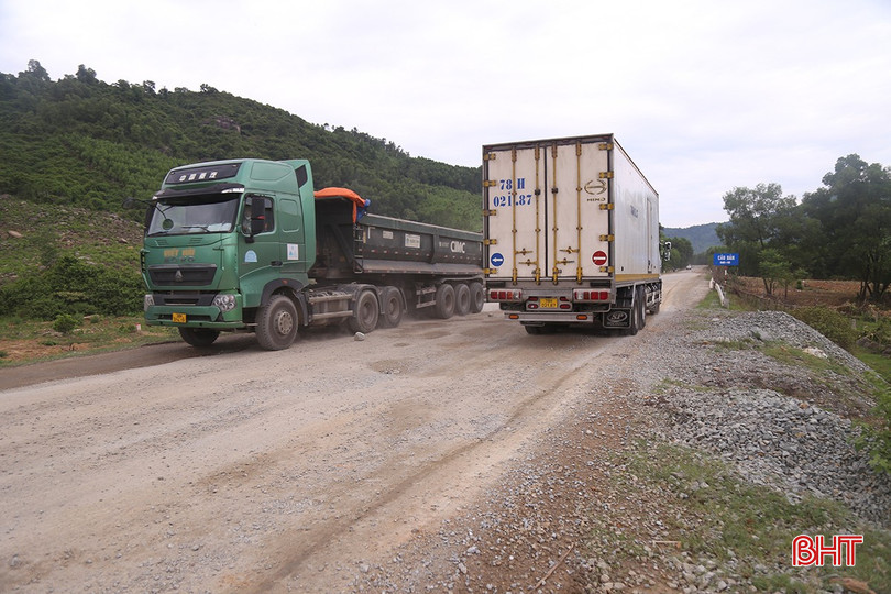 Mặt đường hư hỏng lại thường xuyên có phương tiện tải trọng lớn lưu thông nên tình trạng xuống cấp ngày càng nghiêm trọng. duong-ven-bien-hu-hong-8.jpg