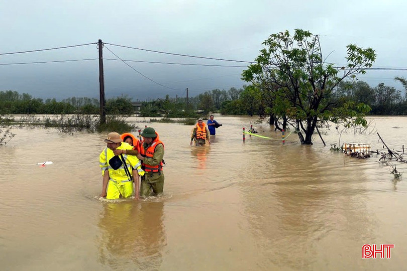 Trước tình hình đó, chính quyền xã Kỳ Khang đã huy động lực lượng hỗ trợ người dân di dời người, tài sản và vật nuôi đến nơi an toàn; bố trí lực lượng túc trực 24/24h; tiếp tục theo dõi, sẵn sàng ứng phó với diễn biến mưa lũ phức tạp. Trước tình hình đó, chính quyền xã Kỳ Khang đã huy động lực lượng hỗ trợ người dân di dời người, tài sản và vật nuôi đến nơi an toàn; bố trí lực lượng túc trực 24/24h; tiếp tục theo dõi, sẵn sàng ứng phó với diễn biến mưa lũ phức tạp.